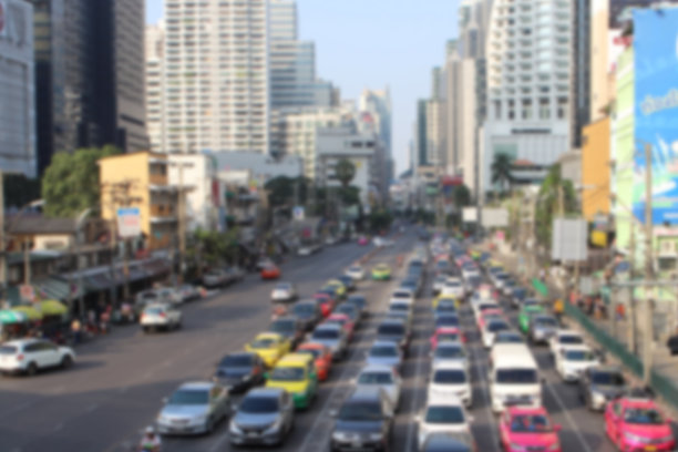模糊了市中心的交通堵塞图片下载