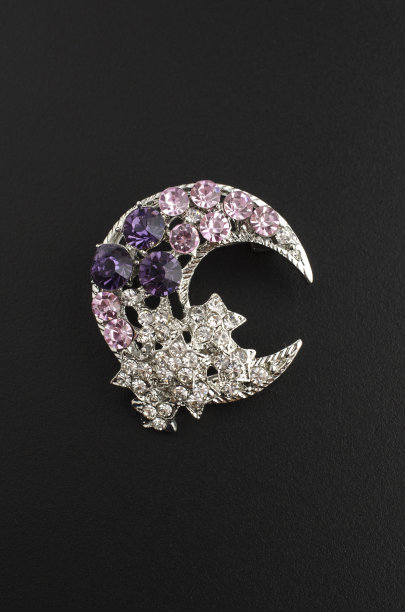 银色胸针月与星星钻石孤立在黑色图片下载