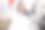 在遗传学实验室里，年轻的大学生用可爱的表情看着照相机。图片下载