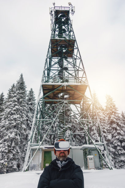 戴着VR眼镜的冬天图片下载