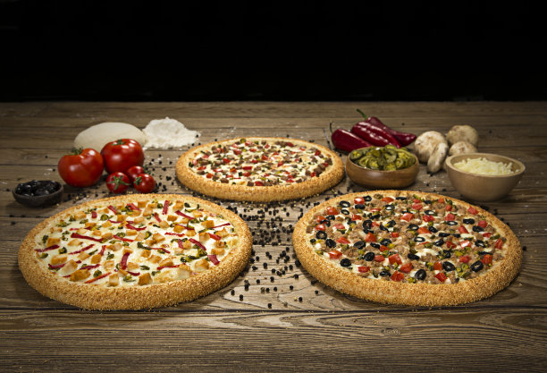 披萨配料放在木桌上图片下载