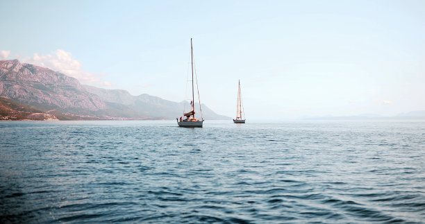 在多云的天空下航行图片下载