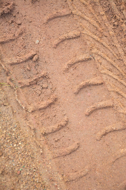 越野车轮的痕迹线图片下载