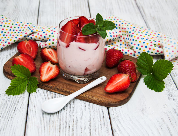新鲜草莓酸奶图片下载