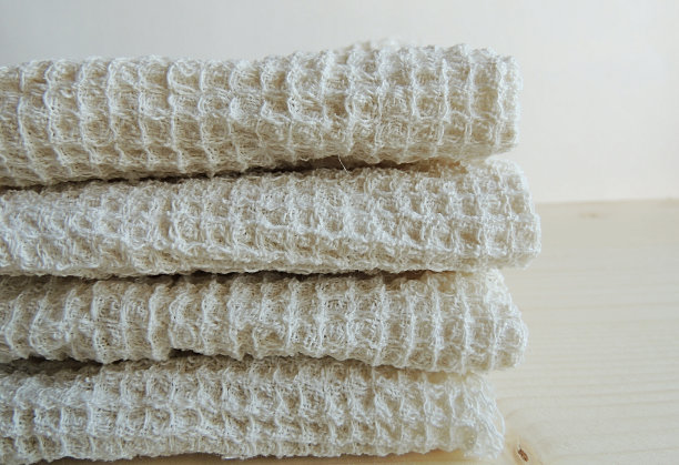 手工温泉浴肥皂在白色手工亚麻华夫饼纹理洗布，毛巾，木制背景。图片下载