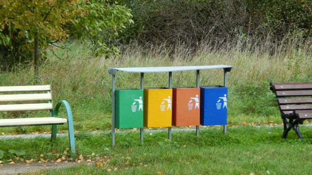 五颜六色的垃圾桶(垃圾筒)用于城市垃圾和工业垃圾，上绿草地，上生态图片下载