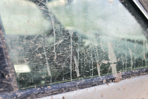 玻璃车上有泥土图片下载