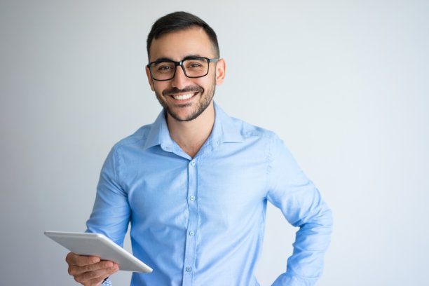 快乐英俊的商人拿着平板电脑图片下载