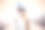 年轻女子戴着虚拟现实模拟器眼镜图片下载
