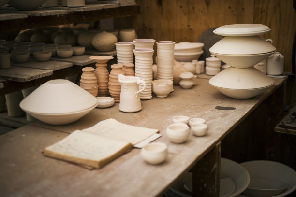 未烧开的罐子准备进窑图片下载