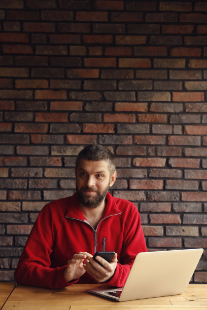 打电话用笔记本的男人图片下载