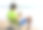 带着电子书和短裤在海滩上的男孩图片下载