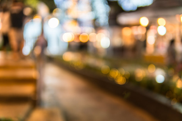 模糊的圣诞彩灯照片。节日新年背景与散景从圣诞树灯发光。模糊的彩色圆圈在灯光假日背景。图片下载