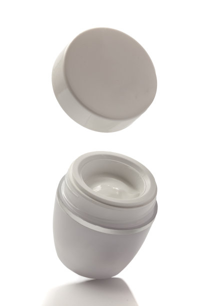空白白色罐子与奶油和飞行盖上白色背景图片下载