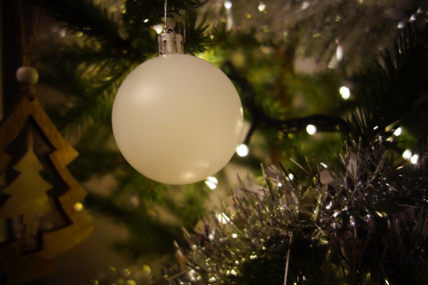 圣诞树上挂着一个白色的小玩意儿图片下载