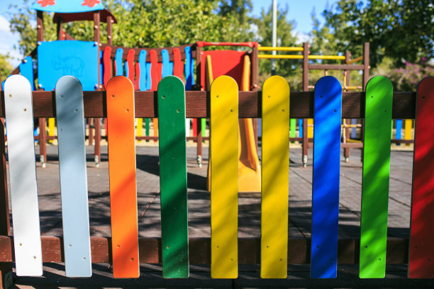 操场照片在一个阳光明媚的日子图片下载