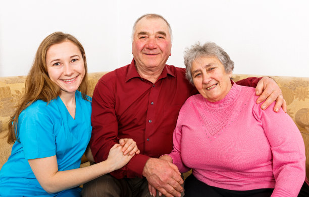 微笑的老夫妇和年轻的照顾者图片下载