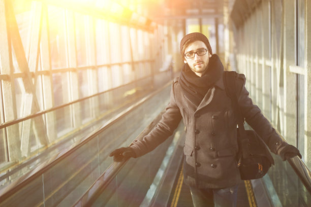 年轻人站在地铁的楼梯上图片下载