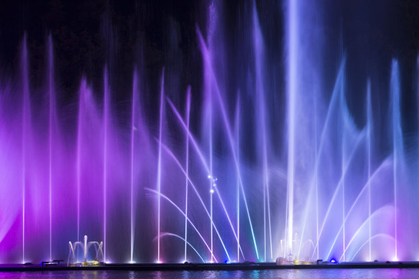 文尼西亚市是罗申工厂附近的一个海滨城市，在晚上，喷泉为城市的居民和客人展示激光秀图片下载