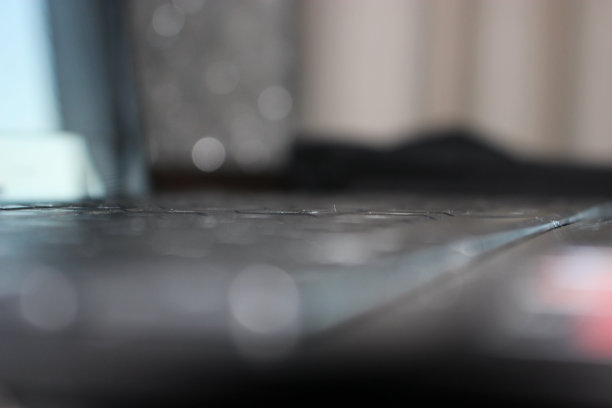 散焦的蓝色，红色，白色，灰色和黑色图片下载