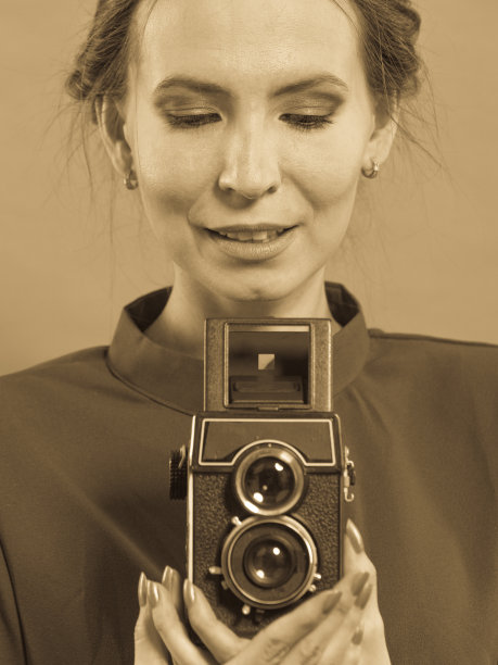 用旧相机拍照的女人图片下载