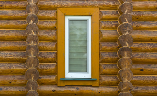 木墙背景上的老式窗户图片下载