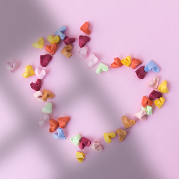 在俯视图带有阴影窗的纸心图片下载