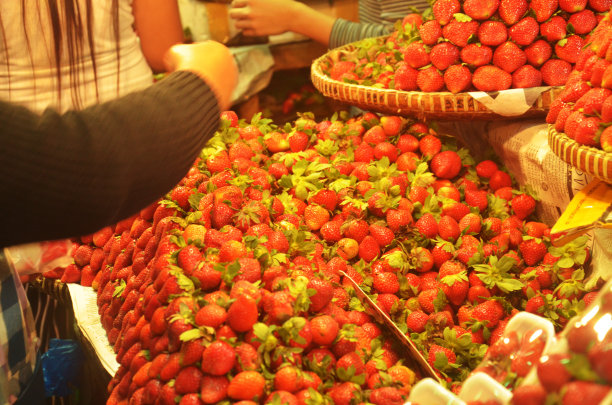 在市场上买草莓水果的照片图片下载