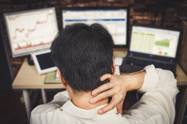 背后的年轻商界人士都饱受头痛之苦。图片下载