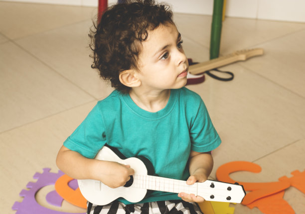 小男孩弹吉他图片下载