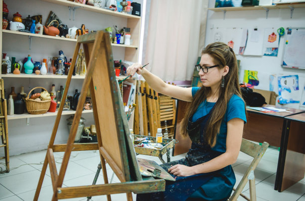 在画室里画画的艺术家图片下载