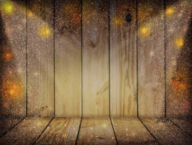 木制背景上的圣诞灯。复古圣诞装饰与灯在木制桌子/圣诞桌子的背景与文字空间。图片下载