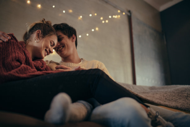 一对浪漫的情侣在家里的沙发上放松图片下载