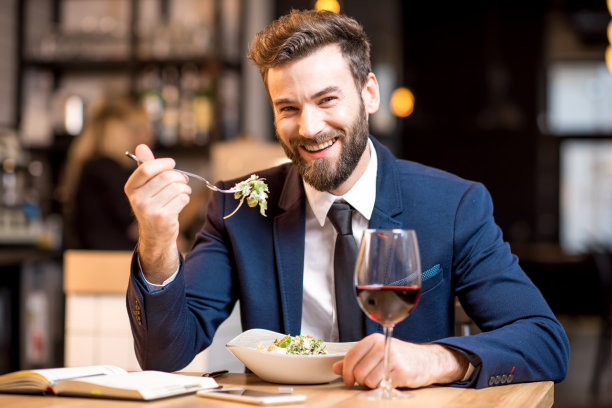 在餐厅用餐的商人图片下载