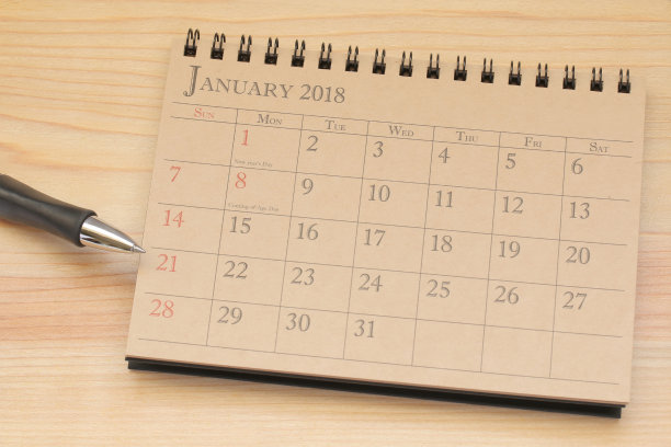 木质背景上的日历计划表或2018年日程安排素材图片