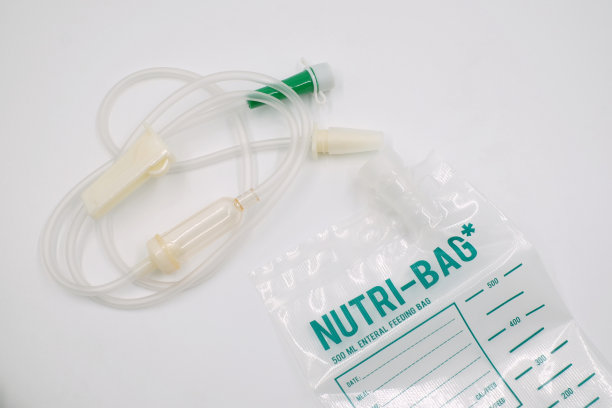 营养线和营养袋喂养病人在白色背景图片下载