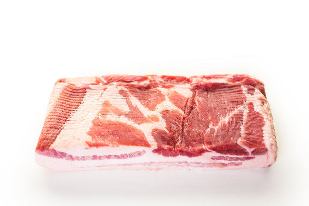 白底上的生培根条。图片下载