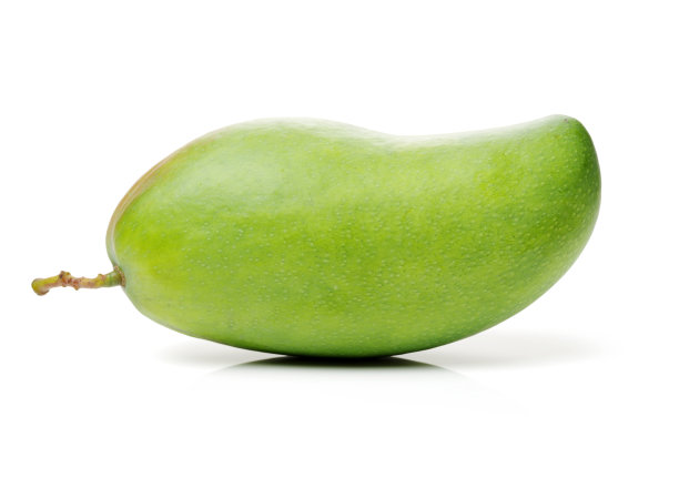 新鲜的绿色芒果在白色的背景图片下载