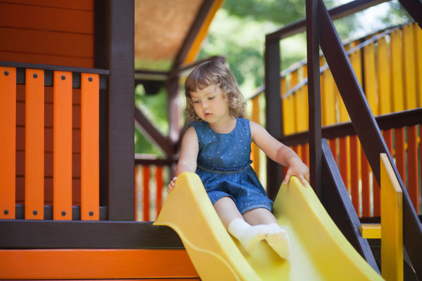 操场上的小孩，滑梯。图片下载