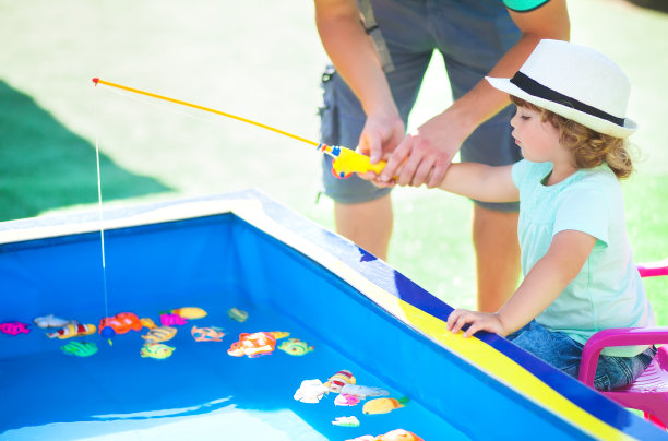 可爱的小女孩钓鱼。图片下载