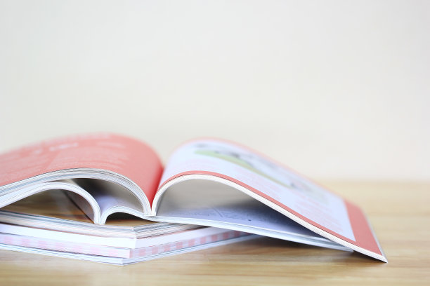 近距离堆放杂志图片下载