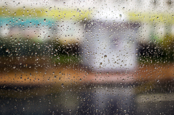 雨落在玻璃上。抽象的背景。图片下载