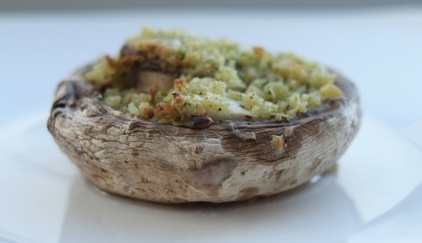 奶油芝士和大蒜填充的蘑菇图片下载