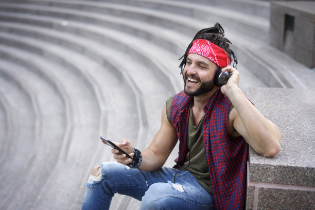 城里的年轻人图片下载