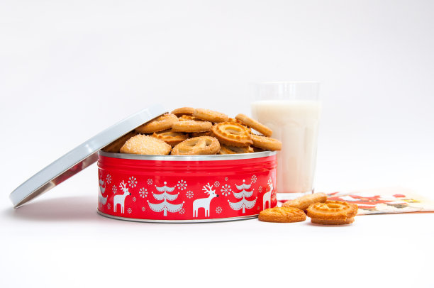 盒子里有圣诞饼干和一杯牛奶图片下载