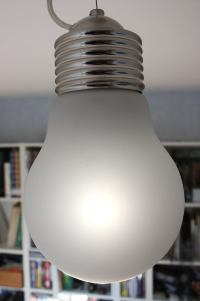 灯泡形状的灯具图片下载