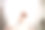 女孩穿着冬天的毛衣和帽子在温暖的毯子里躺在家里的床上喝着咖啡图片下载
