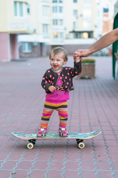 在滑板上微笑的小女孩图片下载