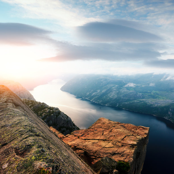 布道石上有雾的早晨素材图片
