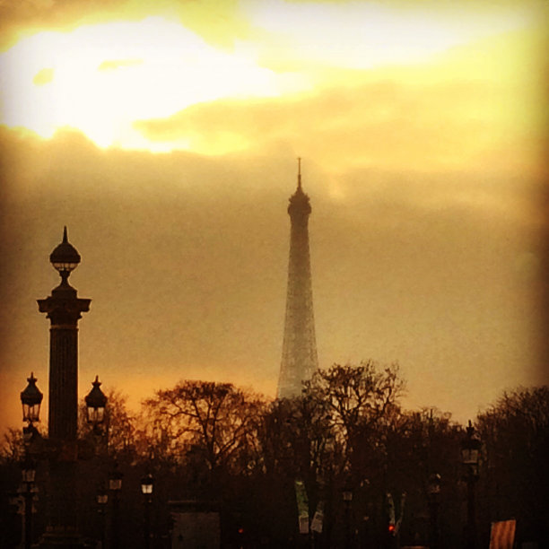 薄雾中的埃菲尔铁塔图片下载